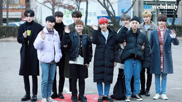 펜타곤-민서가 12월 1일 오전 여의도 KBS신관 공개홀에서 열린 뮤직뱅크 909회 아침 리허설에 참석하기 위해 출근을 하고 있다.