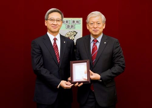 제14대 고려대학교 의무부총장 겸 의료원 이기형 교수의 임명장 수여식(사진=고려대학교의료원)