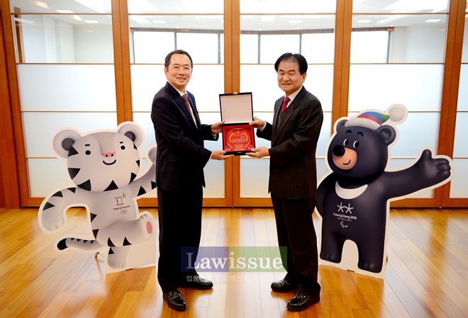 대한민국재향소방동우회 김철종 회장(사진우측)이 소방공무원의 공무상요양불승인처분 취소소송 승소에 감사하는 뜻으로 태평양 노영보 대표변호사(사진왼쪽)에게 감사패를 수여하고 있다. (사진=법무법인 태평양)