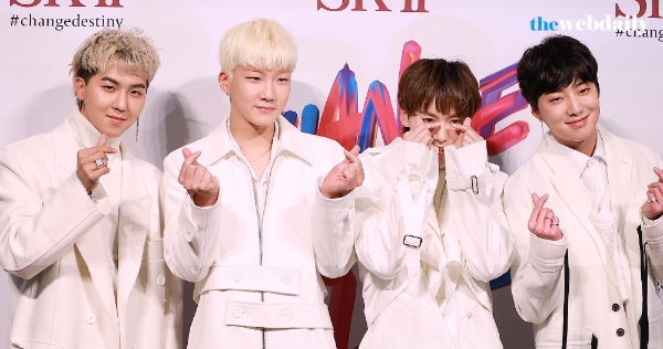 그룹 위너(강승윤, 이승훈, 송민호, 김진우)가 12월 1일 저녁 서울 강남고속버스터미널 센트럴시티 파미에스테이션에서 열린 SK-II 피테라 스테이션 팝업스토어 오픈 기념 행사에 참석해 포토타임을 가지고 있다.