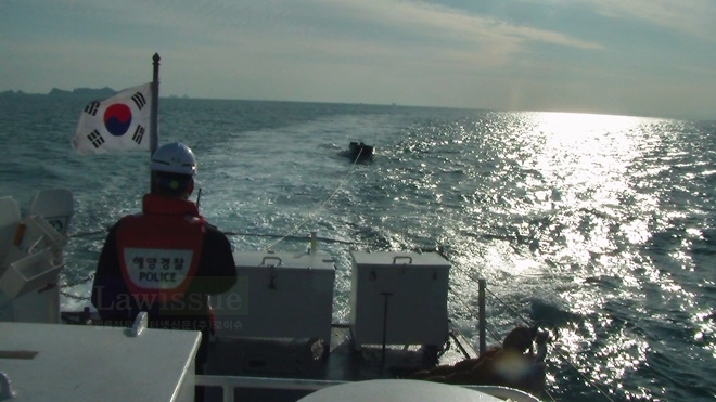 추진기 고장 레저보트를 예인하고 있다.(사진=부산해양경찰서)