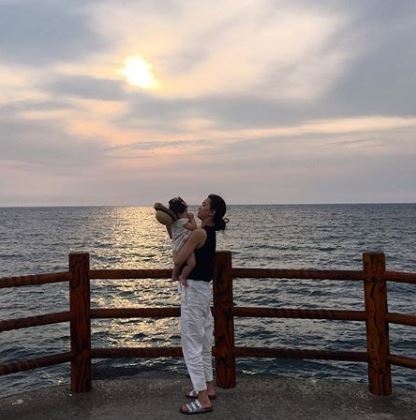 푸른 바다 배경 속 장윤주, 딸과 함께..."난 육식녀다" 발언 다시 보니