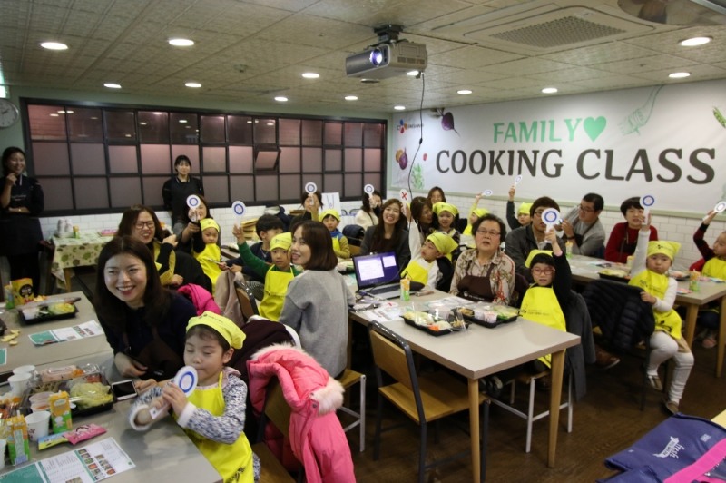 임직원의 자녀를 초대해 진행한 Family Cooking Class 모습(사진=CJ프레시웨이)