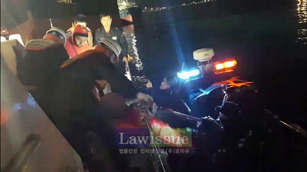 익수자를 구조하고 있다.(사진=부산해양경찰서)
