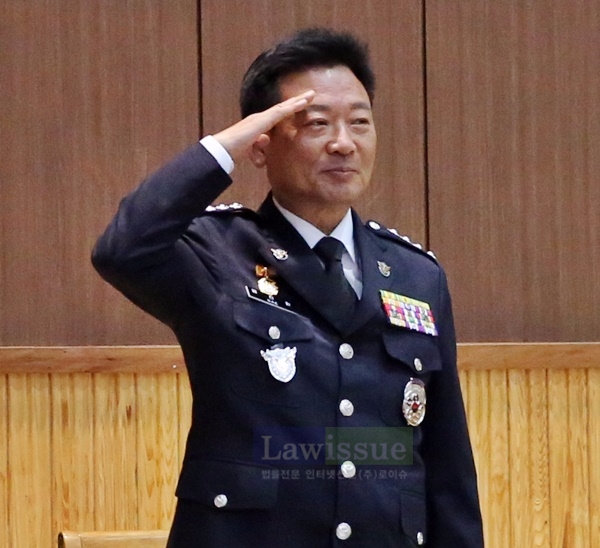 배진환 울산해경서장이 거수경례를 하고 있다.(사진=울산해양경찰서)