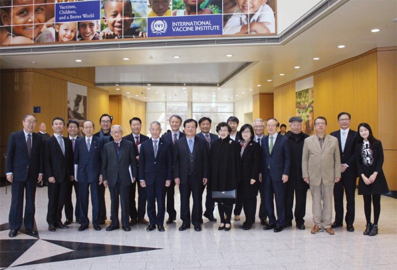 지난 1일 IVI 국제백신연구소에 백신연구 및 보급을 위한 후원금 전달식을 가졌다.(사진=코리아나화장품)