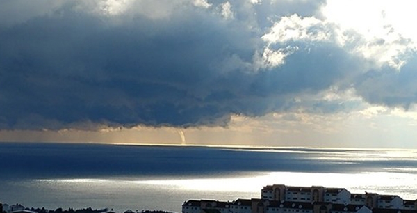 '용오름 현상', 마치 龍이 승천하는 듯한...구불구불 '자연의 신비'