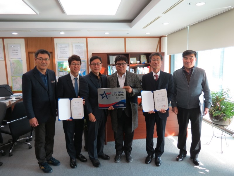 이춘주 한국도로공사 도로교통연구원장(왼쪽에서 세 번 째)이 도로교통연구원에서 열린 ‘Best Asphalt Plant’ 시상 후 관계자들과 기념촬영을 하고 있다. (사진=한국도로공사)