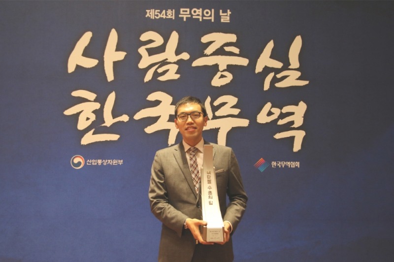 카페베네 해외영업부 안대선 팀장이 지난 5일 ‘무역의 날’ 기념식에서 ‘1백만불 수출의 탑’을 수상했다.(사진=카페베네)