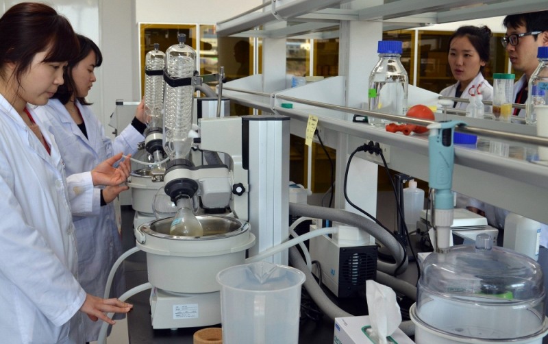 샘표 우리발효연구중심에서 연구원들이 실험을 하고 있다. (사진=샘표식품)