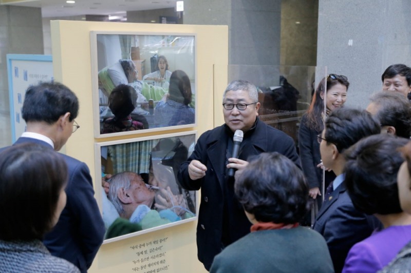 호스피스 사진에 대해 설명하는 성남훈 작가 (사진=국제성모병원)