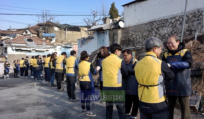 법무법인(유한) 바른 임직원들이 연탄을 전달하고 있다.(사진=법무법인 바른)