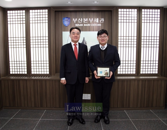 ‘올해의 부산경남세관인’에 선정된 최상배 관세행정관이 조훈구 세관장과 기념촬영.(사진=부산세관)