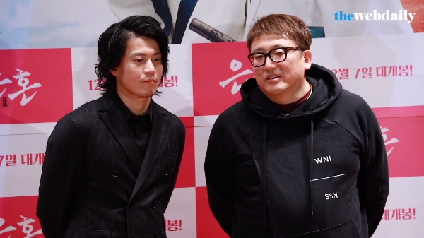 일본 영화 ’은혼’의 후쿠다 유이치 감독과 주연배우 오구리 슌이 6일 오후 건대입구 롯데시네마에서 열린 기자간담회에 참석해 포토타임을 가지고 있다.