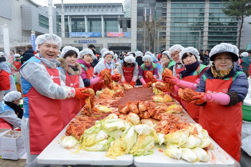 한국가스공사(사장 직무대리 안완기)는 7일 대구광역시 동구 아양아트센터 야외광장에서 지역주민들과 함께하는 ‘민·관·공 합동 사랑의 김장 나눔 행사’를 개최했다.(사진=한국가스공사)