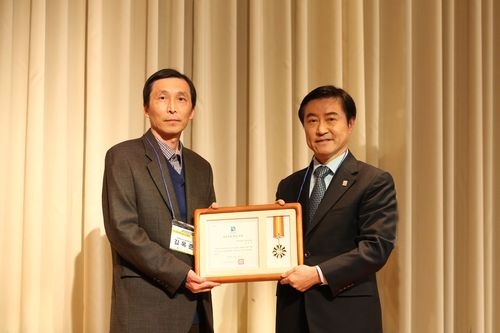 김옥준 권역응급의료센터장(사진 왼쪽)이 이재율 경기도 행정1 부지사(사진 오른쪽)로부터 경기도지사 표창을 받았다(사진=분당차병원)