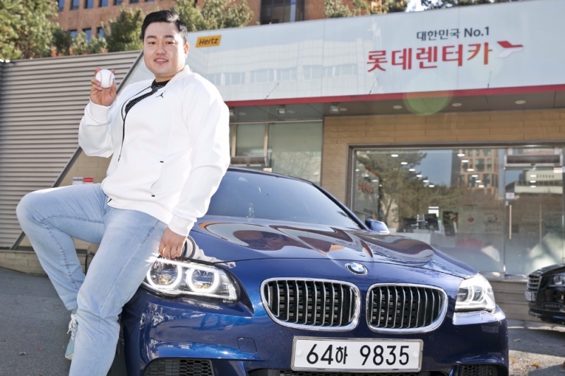 최지만 선수와 BMW 520D.(사진=롯데렌터카)