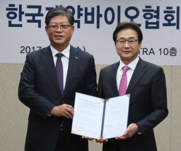 한국제약바이오협회 원희목 회장(오른쪽)과 대한무역투자진흥공사 김재홍 사장이 6일 대한무역투자진흥공사 10층 회의실에서 업무협력에 관한 MOU를 체결했다.