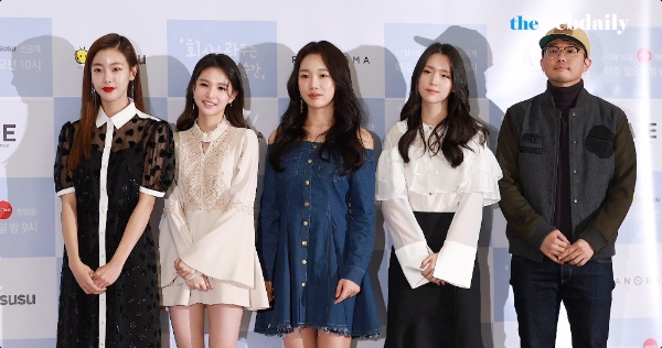 웹드라마 ‘회사를 관두는 최고의 순간’ 의 정정화 감독과 출연배우 고원희, 김재이, 정연주, 김지은이 7일 오전 강남구 청담동 드레스가든에서 열린 제작발표회에 참석해 포토타임을 가지고 있다.