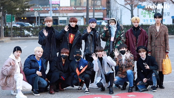 세븐틴-소울라티도가 12월 8일 오전 여의도 KBS신관 공개홀에서 열린 뮤직뱅크 910회 아침 리허설에 참석하기 위해 출근을 하고 있다.