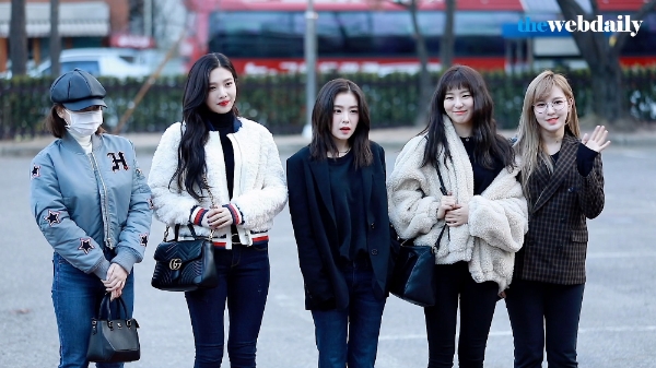 레드벨벳-아이시어가 12월 8일 오전 여의도 KBS신관 공개홀에서 열린 뮤직뱅크 910회 아침 리허설에 참석하기 위해 출근을 하고 있다.