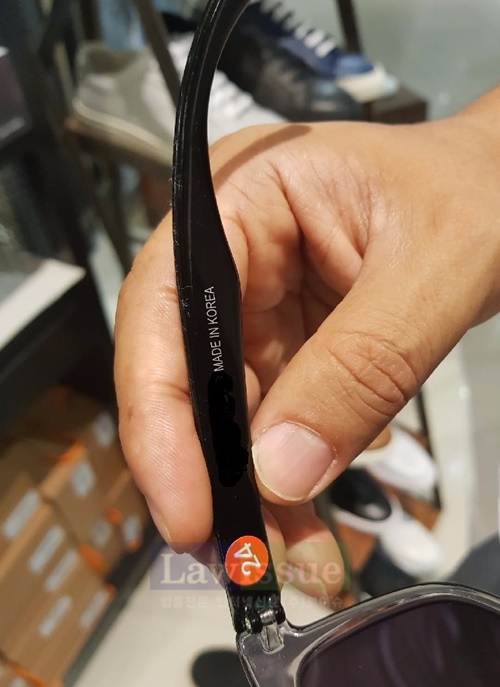 메틸알코올 등을 이용, 선글라스 다리 부분에 표기된 ‘MADE IN CHINA’를 ‘MADE IN KOREA’로 원산지 변경한 중국산 선글라스.(사진=부산지방경찰청)