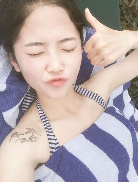 이민아, 곤줄무늬 원피스 입고 상큼함 뽐내...명품 쇄골라인까지