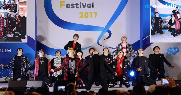 그룹 세븐틴이 8일 저녁 서울 영등포 타임스퀘어 아트리움에서 열린 Love Milk Festival 2017에 참석해 열띤 무대를 펼치고 있다.