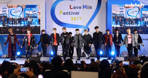 그룹 세븐틴이 8일 저녁 서울 영등포 타임스퀘어 아트리움에서 열린 Love Milk Festival 2017에 참석해 열띤 무대를 펼치고 있다.