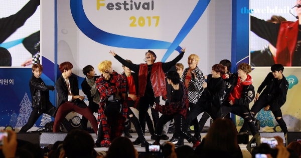 그룹 세븐틴이 8일 저녁 서울 영등포 타임스퀘어 아트리움에서 열린 Love Milk Festival 2017에 참석해 열띤 무대를 펼치고 있다.