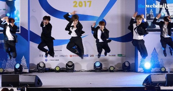 그룹 아스트로가 8일 저녁 서울 영등포 타임스퀘어 아트리움에서 열린 Love Milk Festival 2017에 참석해 열띤 무대를 펼치고 있다.