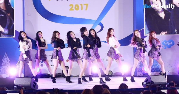 그룹 프리스틴이 8일 저녁 서울 영등포 타임스퀘어 아트리움에서 열린 Love Milk Festival 2017에 참석해 열띤 무대를 펼치고 있다.