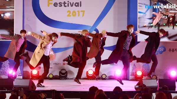 그룹 스누퍼가 8일 저녁 서울 영등포 타임스퀘어 아트리움에서 열린 Love Milk Festival 2017에 참석해 열띤 무대를 펼치고 있다.