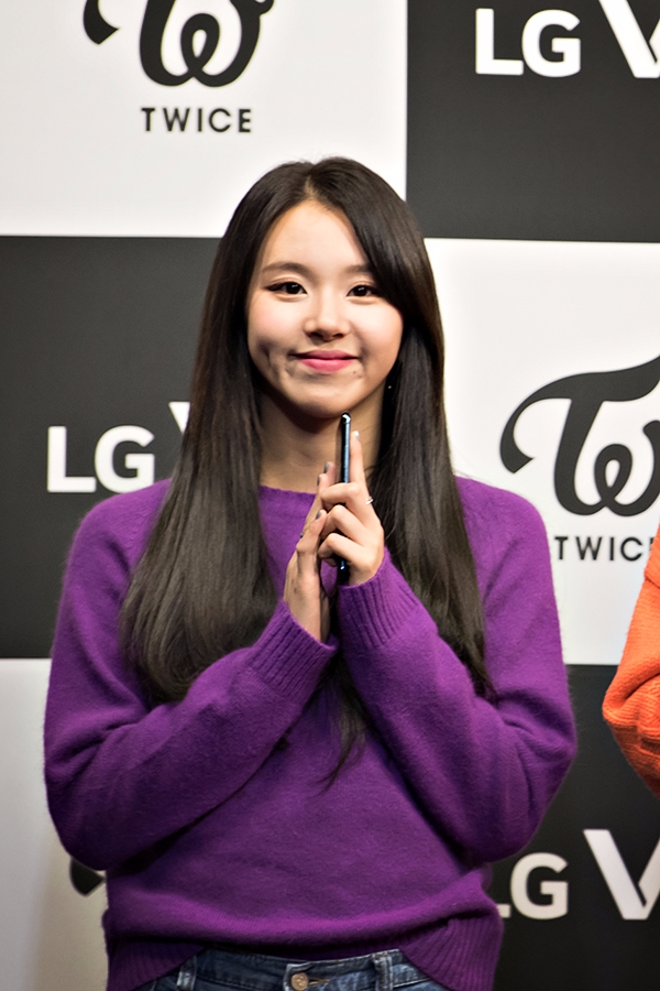 트와이스(TWICE) 채영, LG V30 X 트와이스(TWICE) 팬사인회 현장