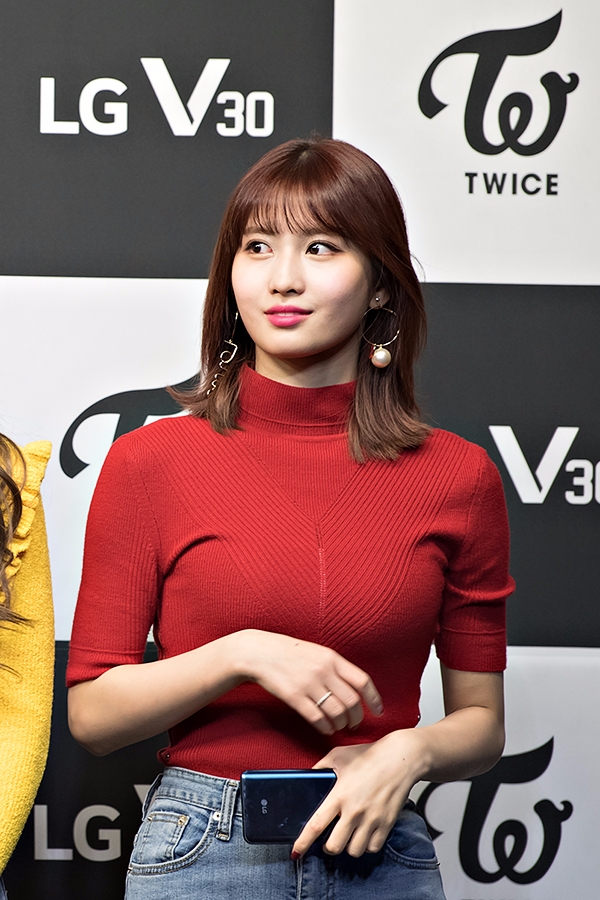 트와이스(TWICE) 모모, LG V30 X 트와이스(TWICE) 팬사인회 현장