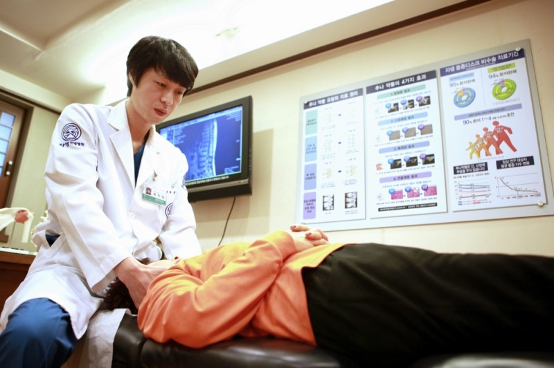 자생한방병원 의료진이 목 통증 환자에게 추나요법을 실시하고 있다. (사진=자생한방병원)