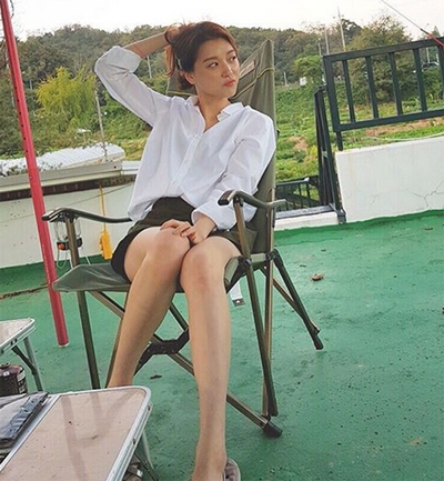 '그냥 캠핑의자에 앉았을 뿐인데'...조우리, 부러질 듯 쭉 뻗은 롱롱