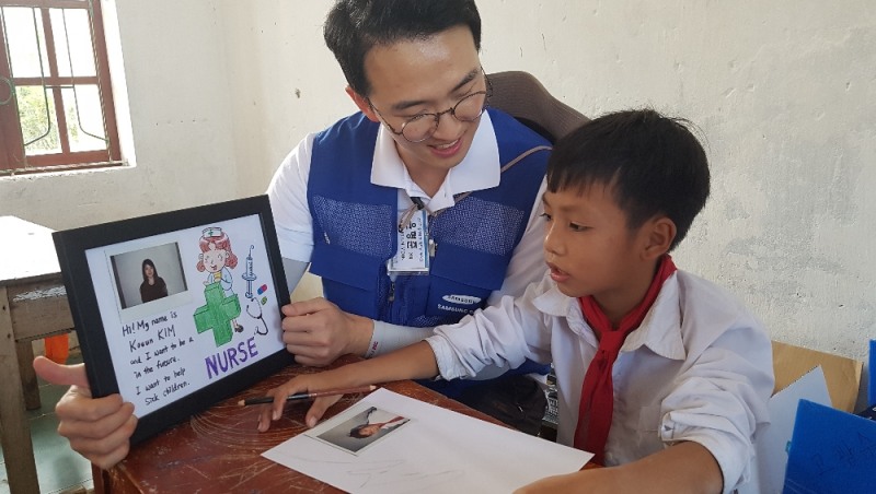 삼성물산 봉사단원이 베트남 학생과 함께 ‘나의 꿈 그리기’ 수업을 진행하고 있다.(사진=삼성물산)