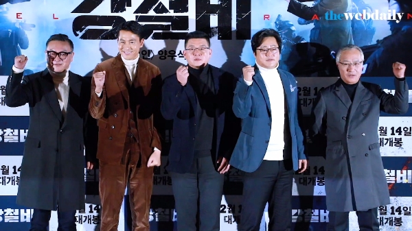 정우성, 곽도원, 김의성, 이경영, 양우석 감독이 11일 오후 CGV 용산아이파크몰에서 열련 언론/배급 시사회에 참석해 포토타임을 가지고 있다.