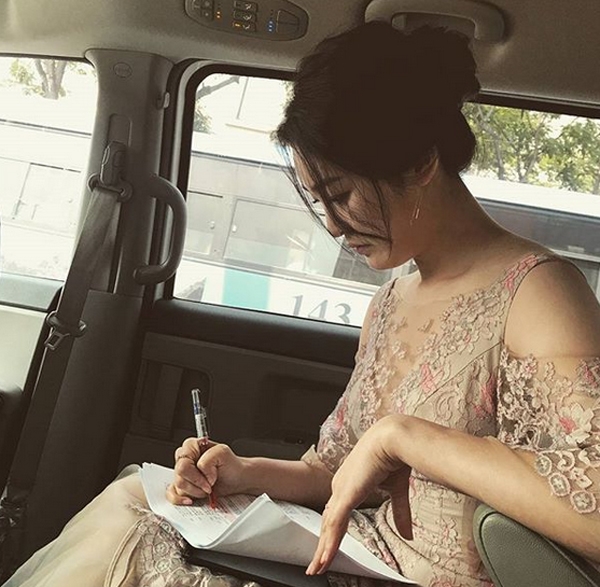 신아영, '머리 질끈...어깨 훤히 드러난 시스루 '여신이 내려온 줄'