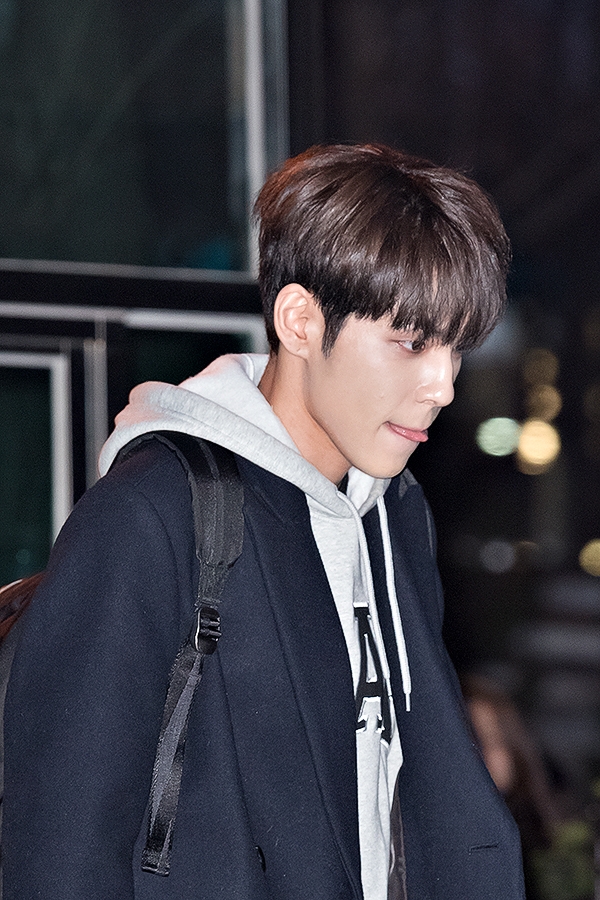 데이식스(DAY6) 원필, 뮤직뱅크 출근길