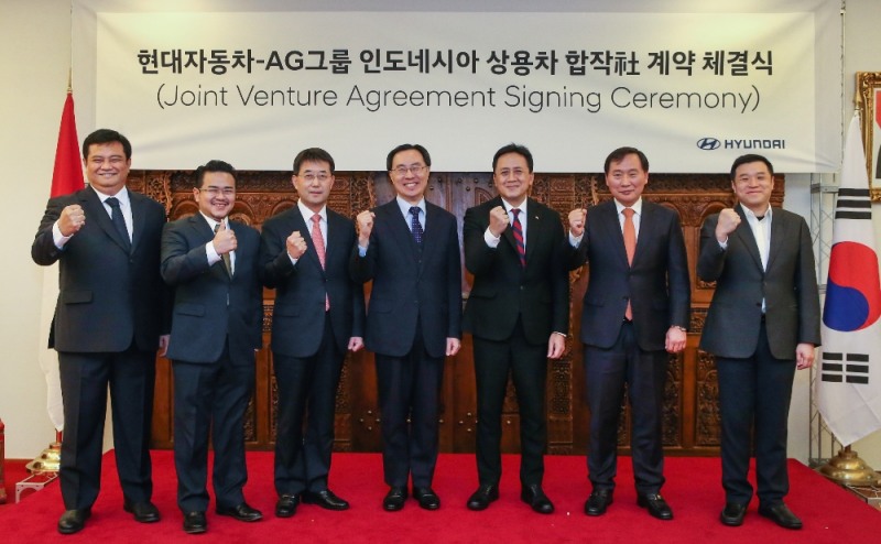 (좌측부터) 우마르 하디(Umar Hadi) 인도네시아 주한 대사, AG그룹 이키 위보우(Iki Wibowo) 사장, 현대자동차 상용수출사업부 이인철 전무, 문승욱 산업통상자원부 실장, 트리아완 무나프(Mr. Triawan Munaf) 인도네시아 창조경제위원장, 현대차 상용사업담당 한성권 사장, AG그룹 리차드 하림 쿠수마(Richard Halim Kusuma) 부회장이 기념 촬영을 하고 있는 모습.(사진=현대자동차)