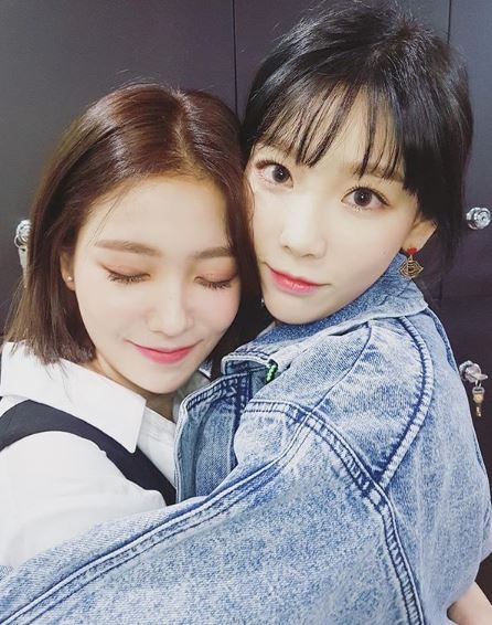 태연, 레드벨벳 예리 꼭 껴안고 감출 수 없는 미모 과시 '그저 감탄만'