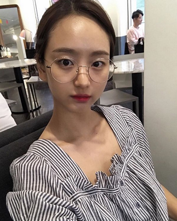 원진아, 가녀린 쇄골라인 속 잡티없는 피부 '이 정도였다니'