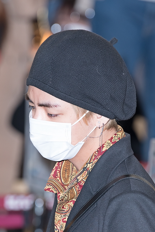 방탄소년단(BTS) 뷔, 김포국제공항 출국 현장