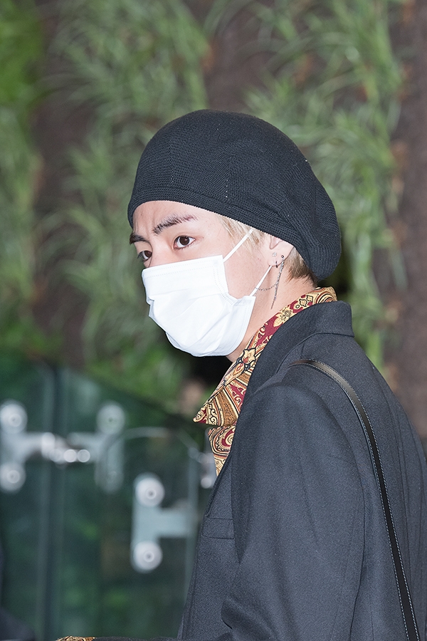 방탄소년단(BTS) 뷔, 김포국제공항 출국 현장