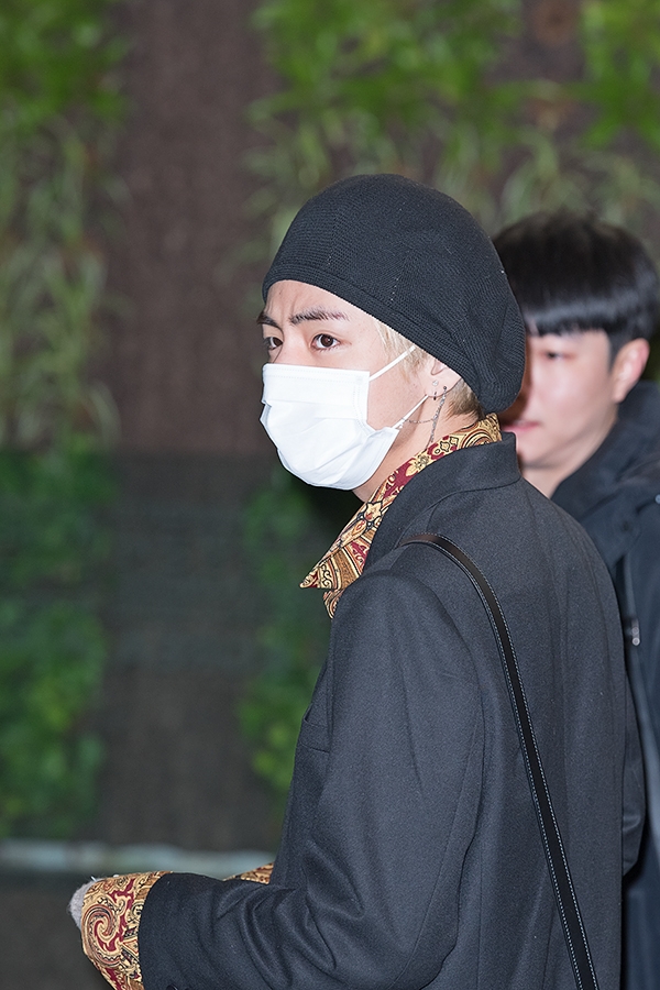 방탄소년단(BTS) 뷔, 김포국제공항 출국 현장