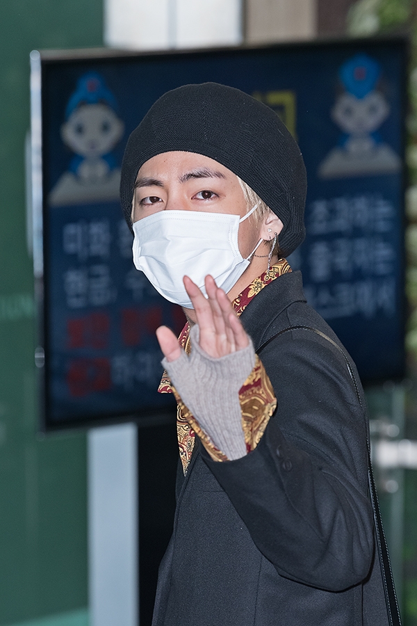 방탄소년단(BTS) 뷔, 김포국제공항 출국 현장