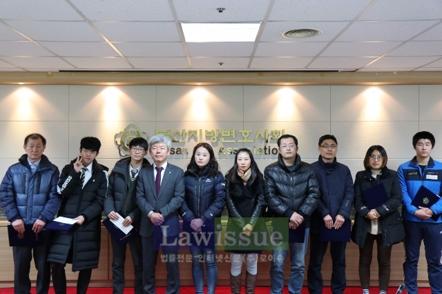 이채문 회장이 장학생들과 기념촬영.(사진=부산지방변호사회)