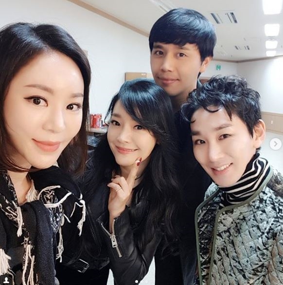 김호영, 선남선녀와 찰칵 "언제 한번 4중창 해볼까...함께하면 즐거운 사이"